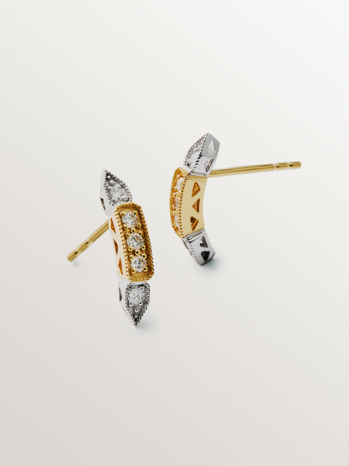 18K white and yellow gold earrings with brilliant cut diamonds