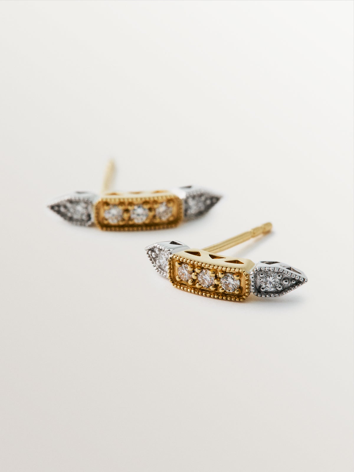 18K white and yellow gold earrings with brilliant cut diamonds