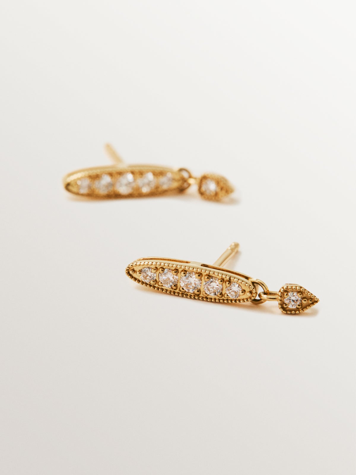 18K yellow gold earrings with brilliant cut diamonds