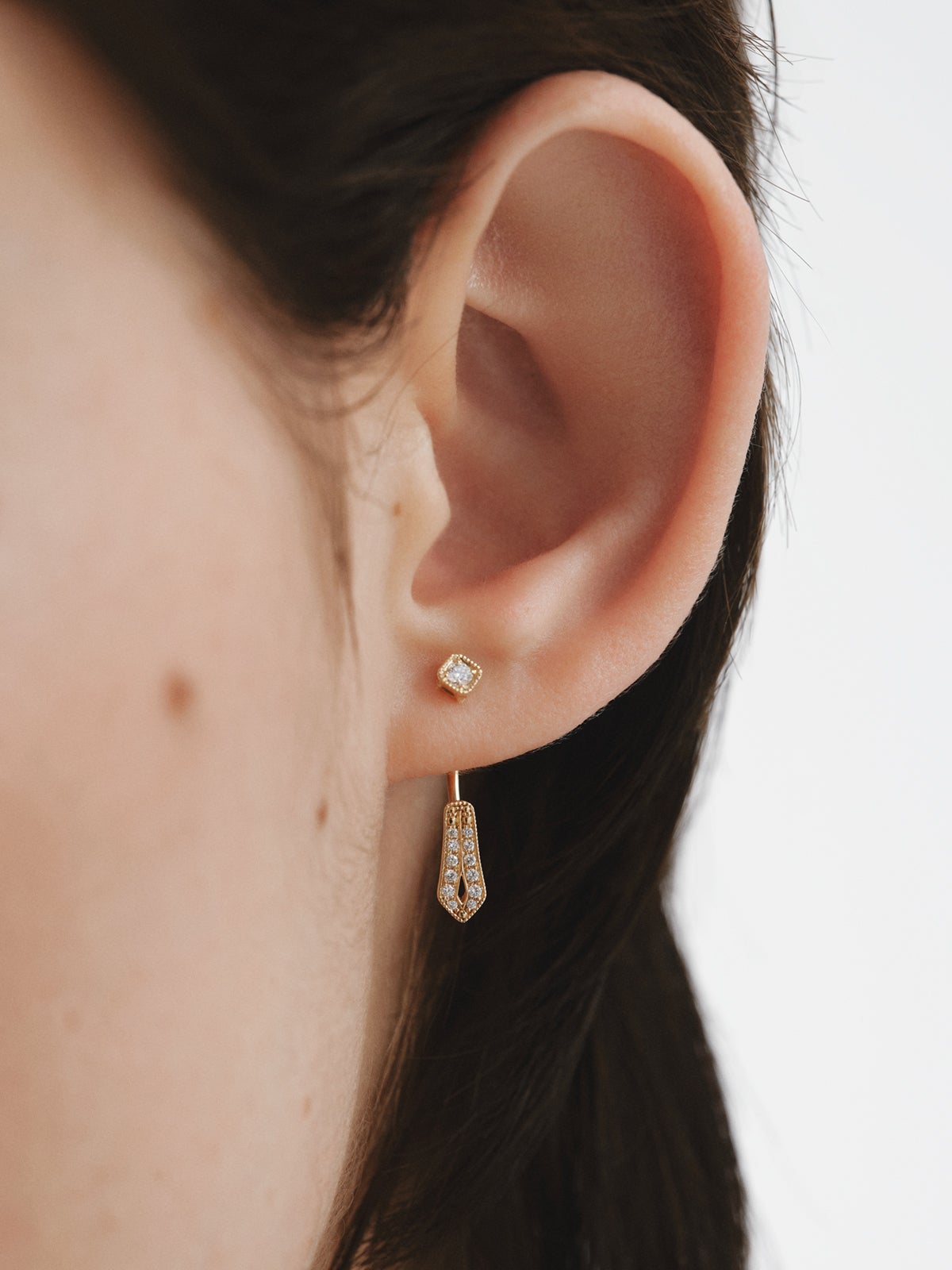 18K yellow gold single earring with brilliant cut diamonds