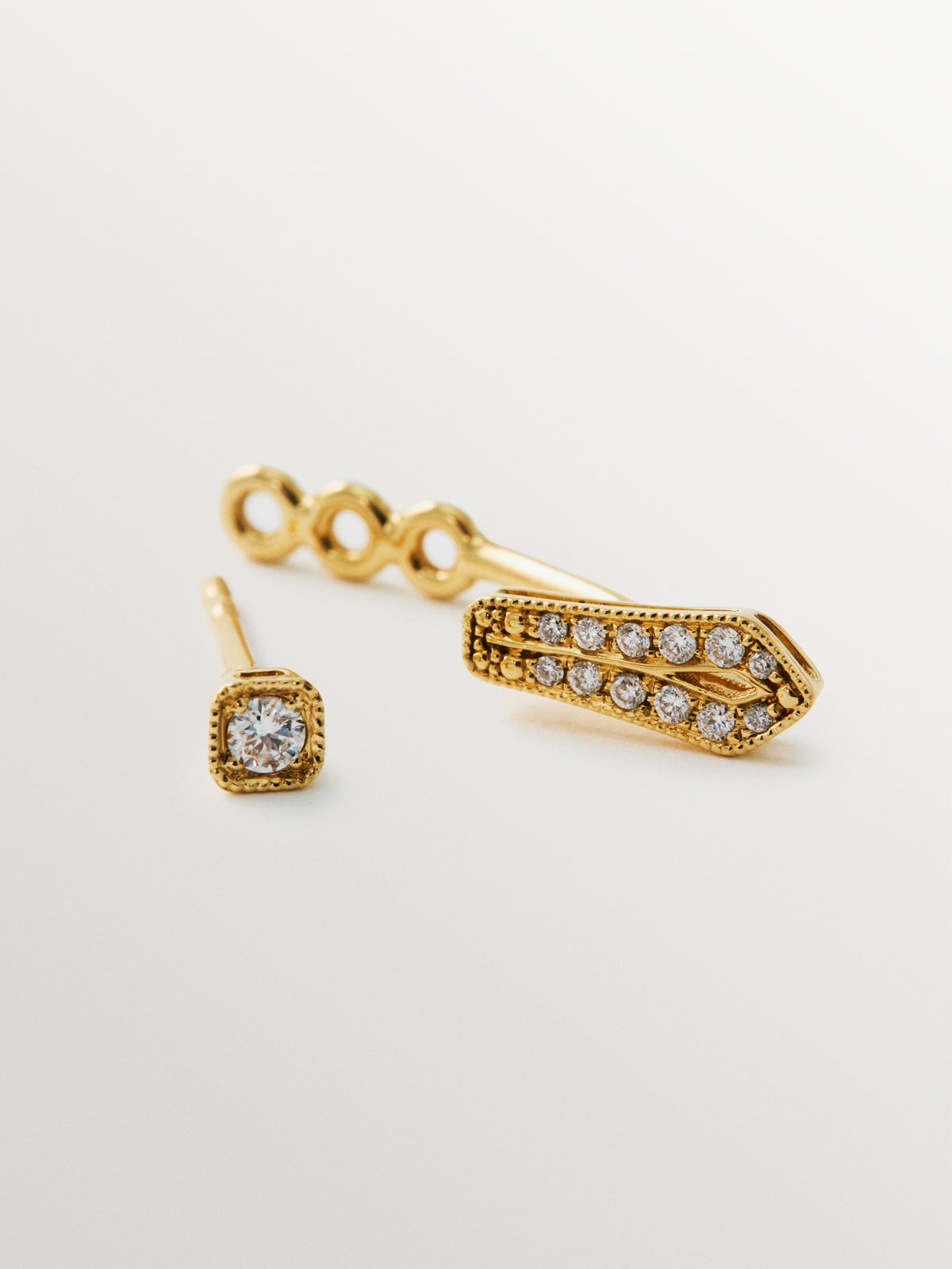 18K yellow gold single earring with brilliant cut diamonds