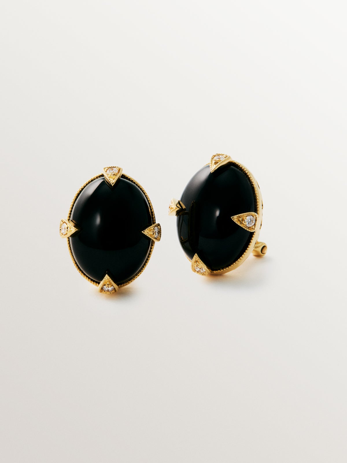 18K yellow gold earrings with black onyx and brilliant-cut diamonds