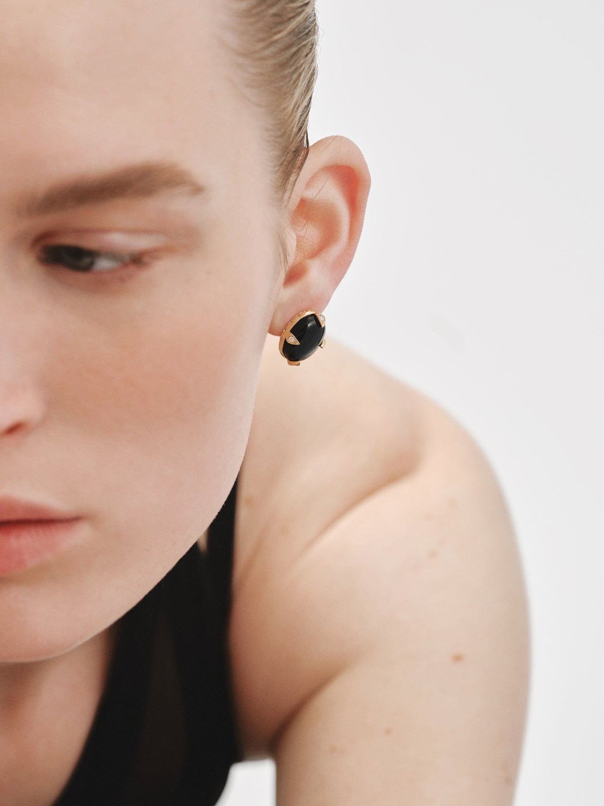 18K yellow gold earrings with black onyx and brilliant-cut diamonds