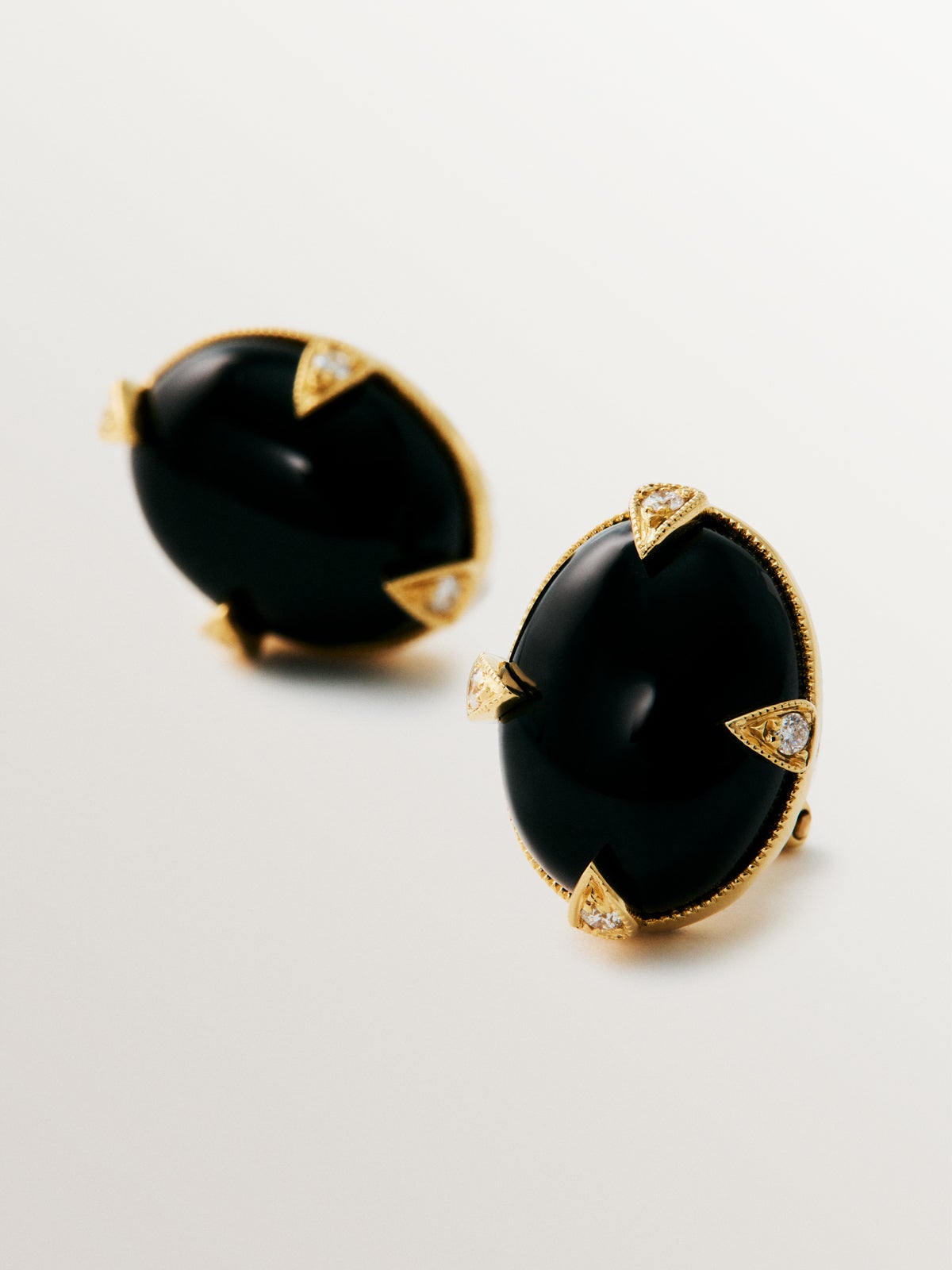 18K yellow gold earrings with black onyx and brilliant-cut diamonds