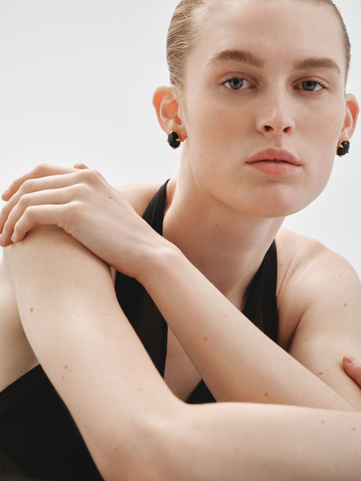 18K yellow gold earrings with black onyx and brilliant-cut diamonds