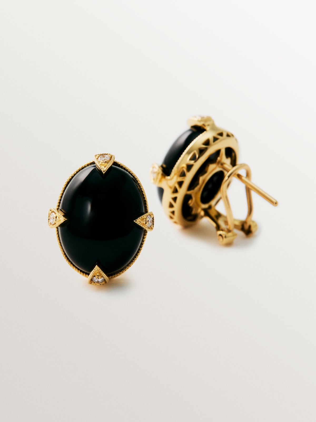 18K yellow gold earrings with black onyx and brilliant-cut diamonds
