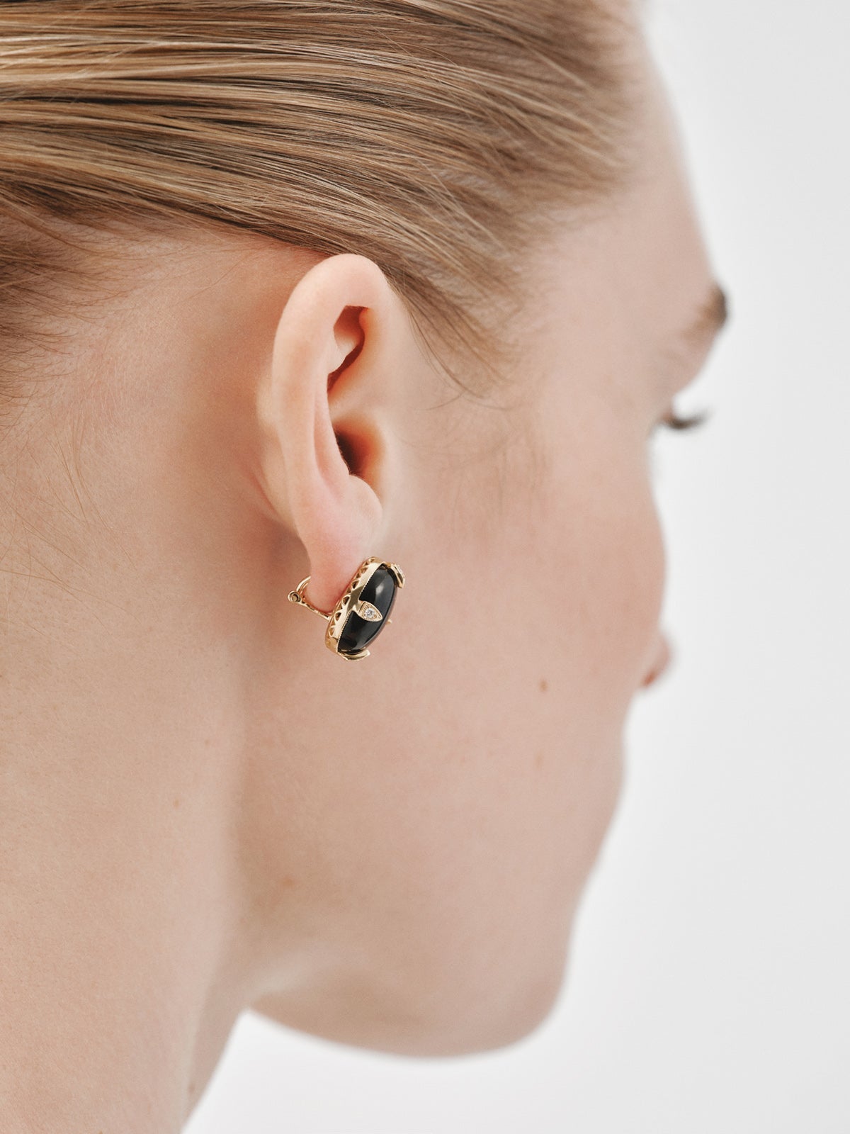 18K yellow gold earrings with black onyx and brilliant-cut diamonds