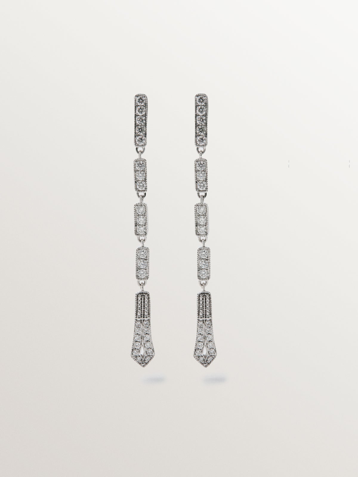 Long 18K white gold earrings with brilliant-cut diamonds
