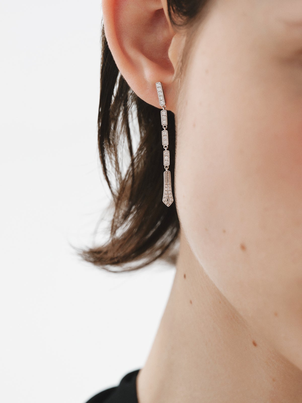 Long 18K white gold earrings with brilliant-cut diamonds