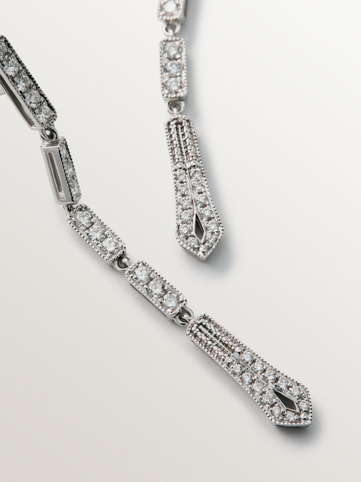 Long 18K white gold earrings with brilliant-cut diamonds