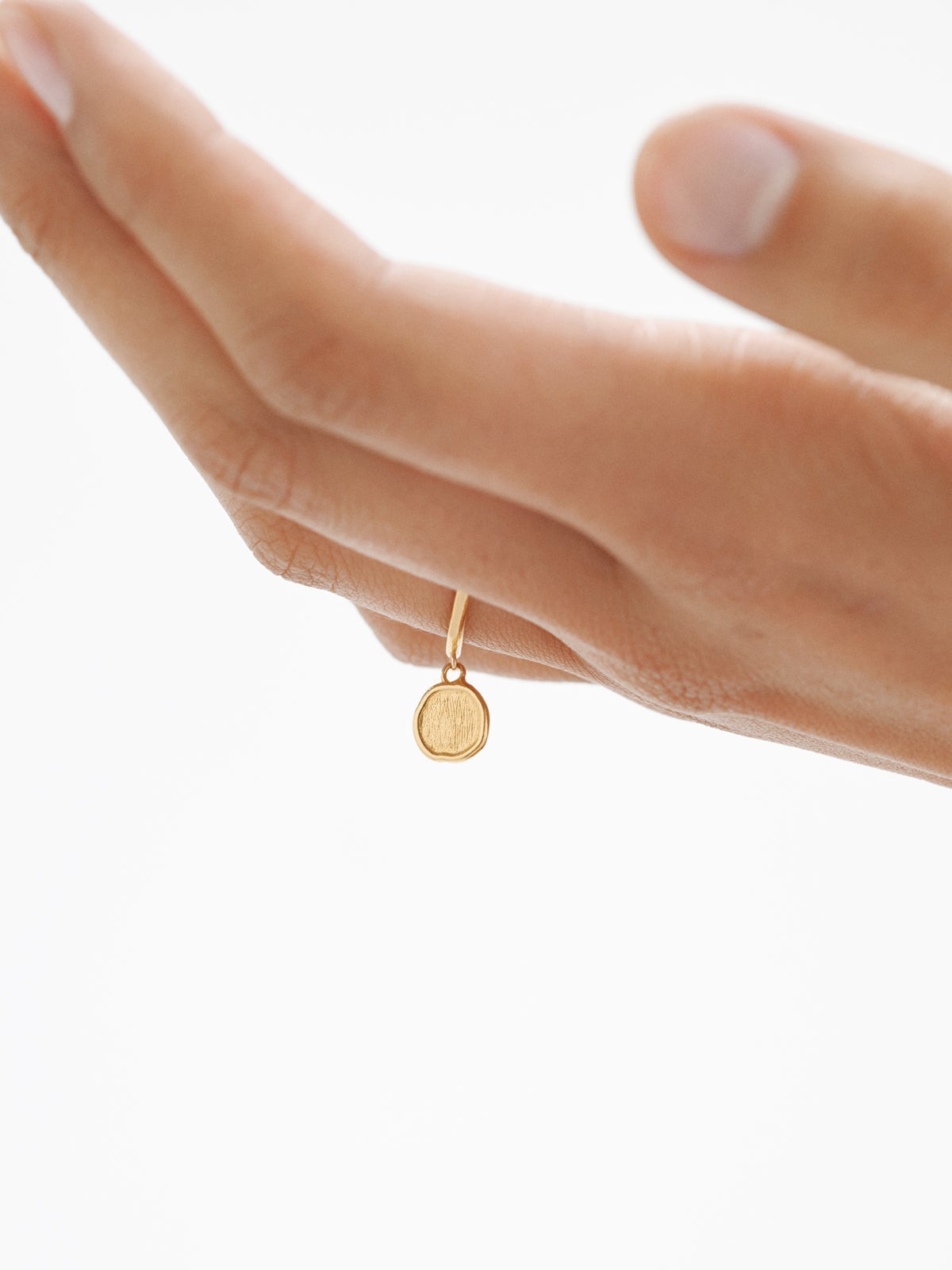 18K gold-plated 925 silver ring with hanging motif