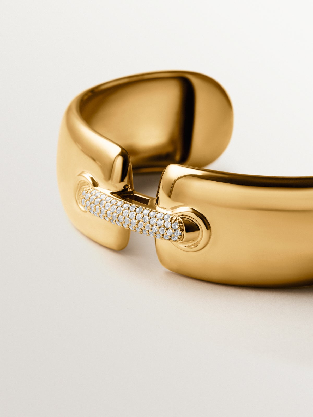 Rigid bracelet in 925 silver plated in 18K yellow gold with topaz pavé