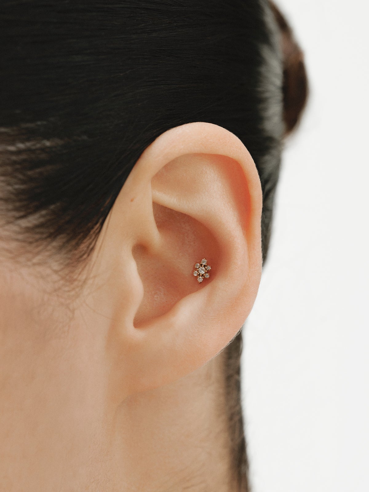 18K yellow gold piercing with diamonds and flower shape
