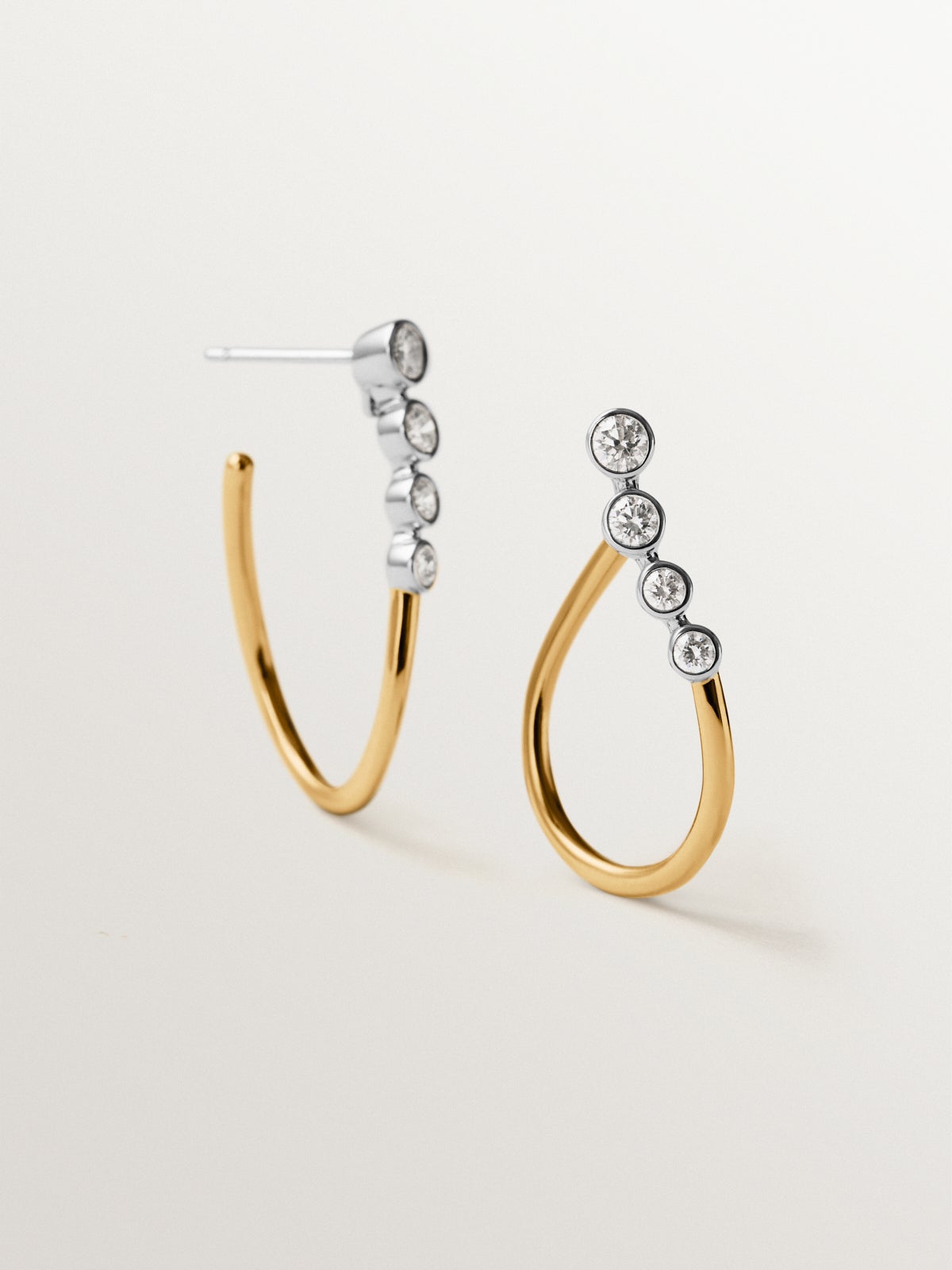 Wavy hoop earrings in 9K white and yellow gold and diamonds
