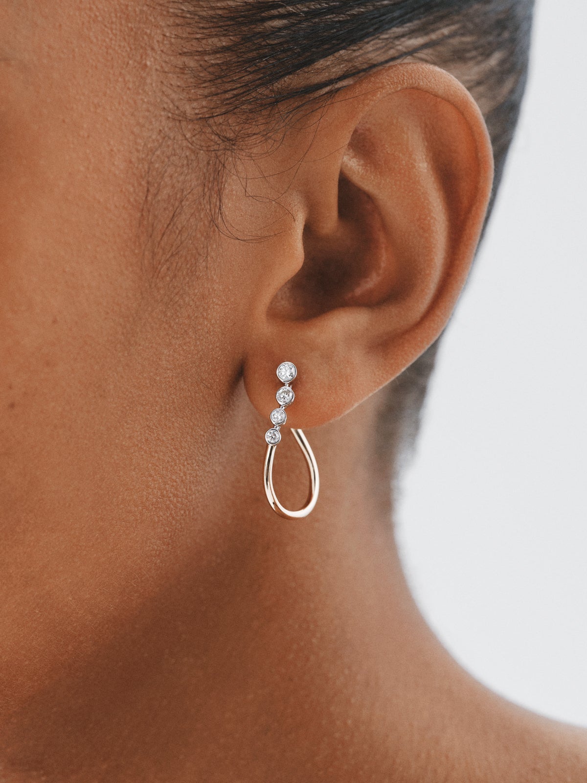 Wavy hoop earrings in 9K white and yellow gold and diamonds