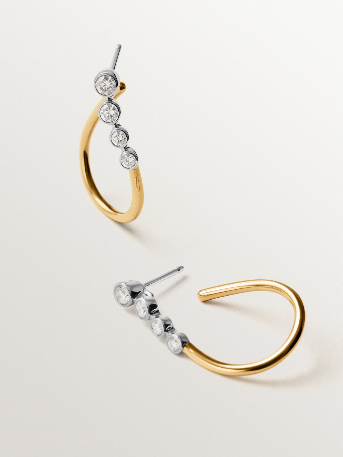 Wavy hoop earrings in 9K white and yellow gold and diamonds