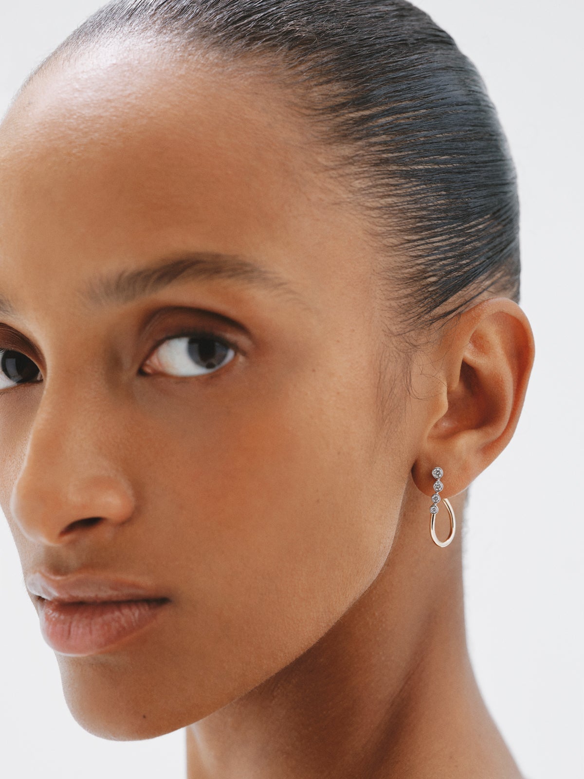 Wavy hoop earrings in 9K white and yellow gold and diamonds