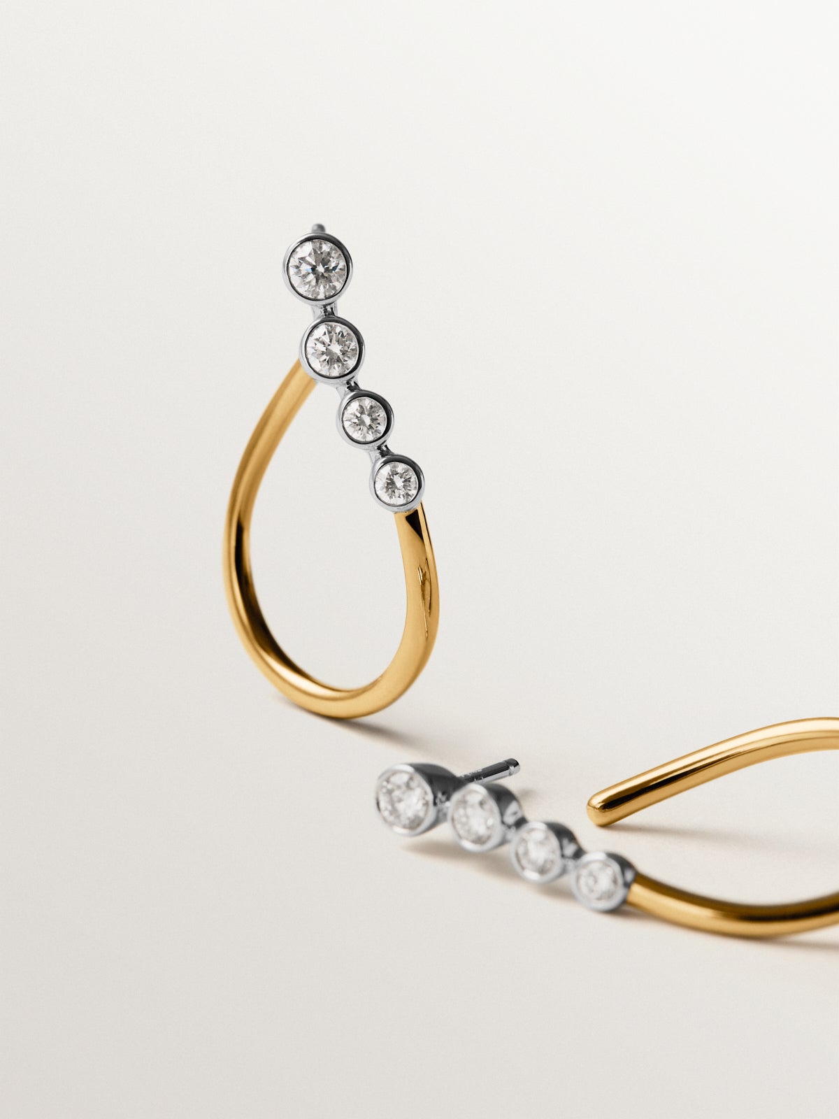 Wavy hoop earrings in 9K white and yellow gold and diamonds