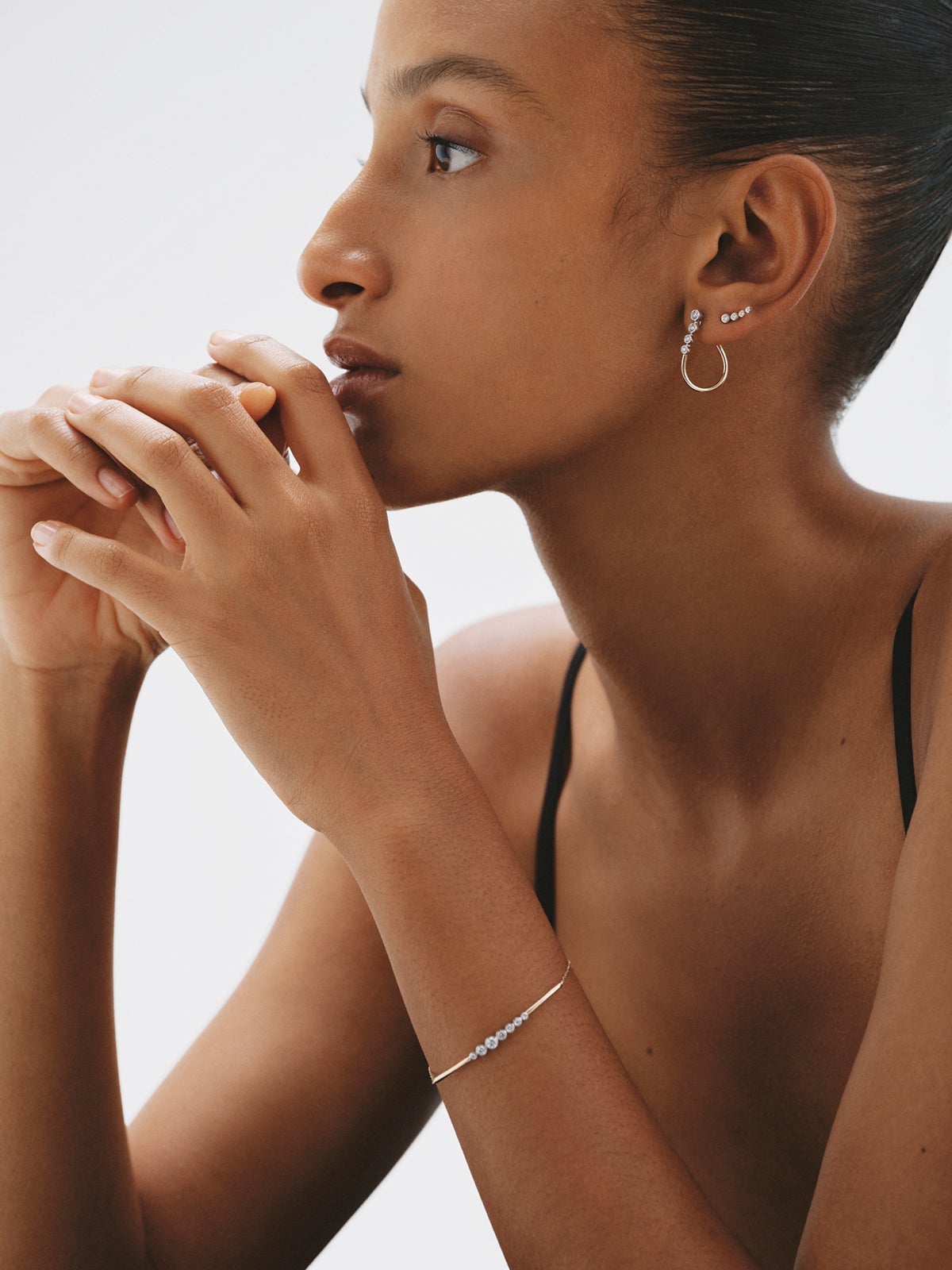 Wavy hoop earrings in 9K white and yellow gold and diamonds