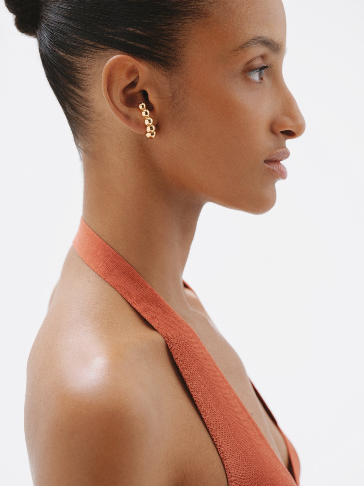 Single earring made of 925 silver plated in 18K yellow gold with spheres