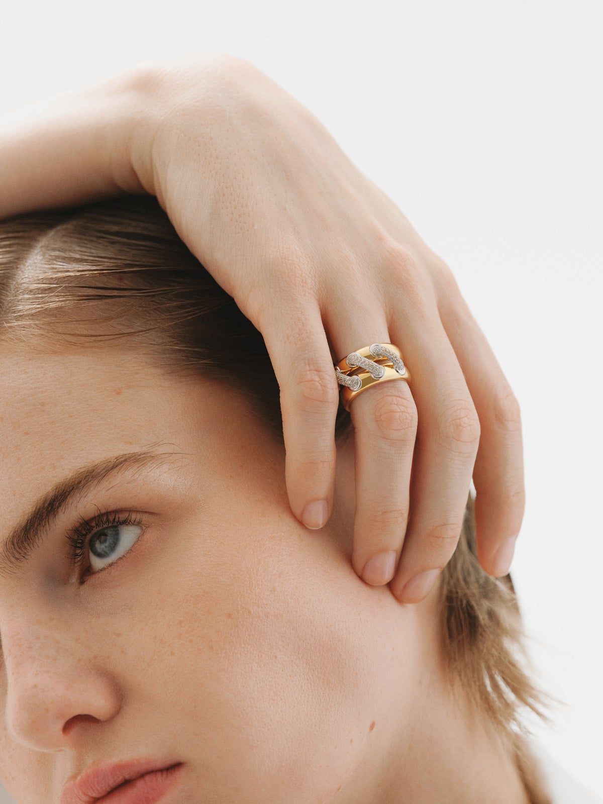 Double ring in 925 silver plated with rhodium and 18K yellow gold with white topaz pavé