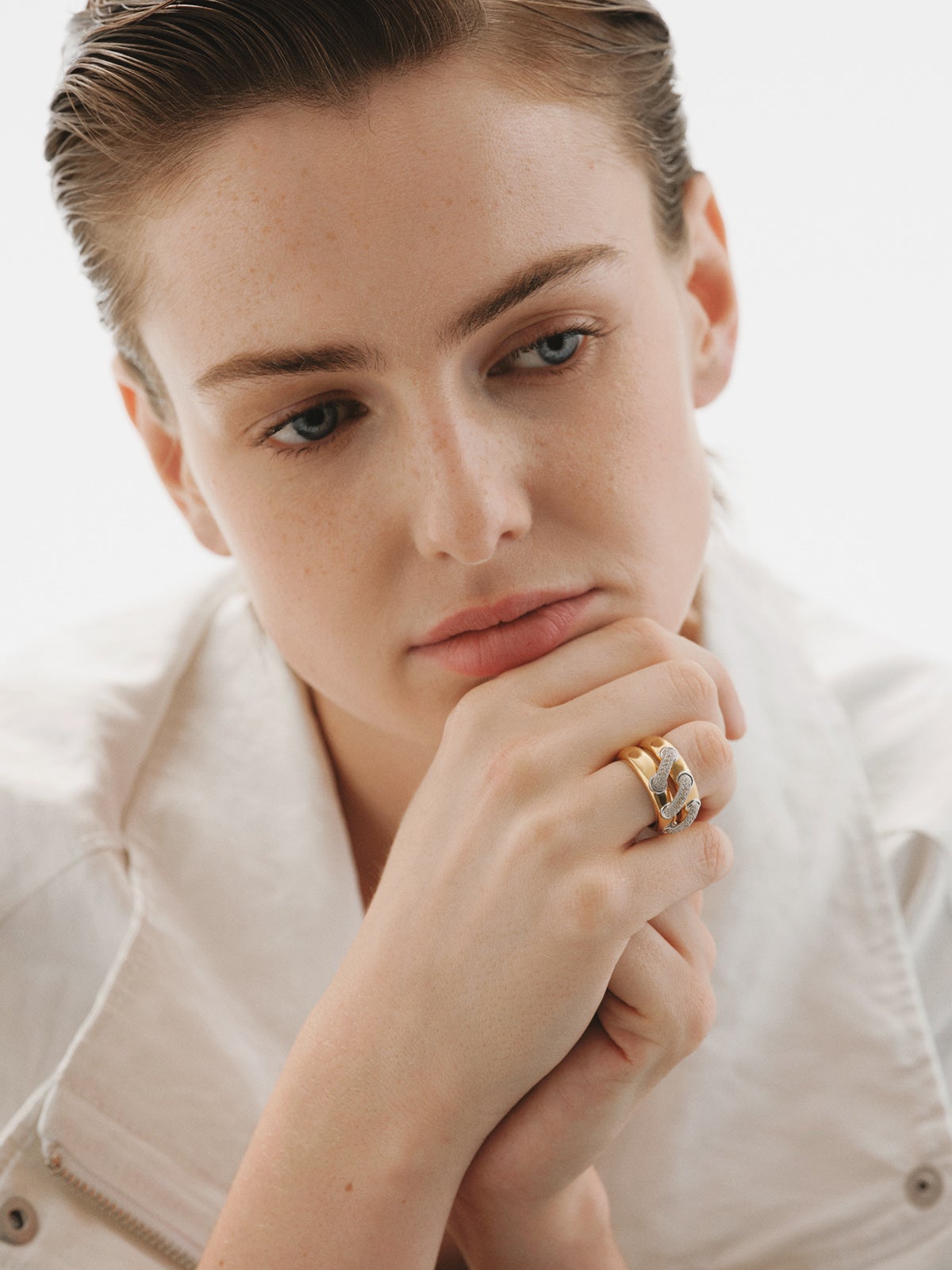 Double ring in 925 silver plated with rhodium and 18K yellow gold with white topaz pavé
