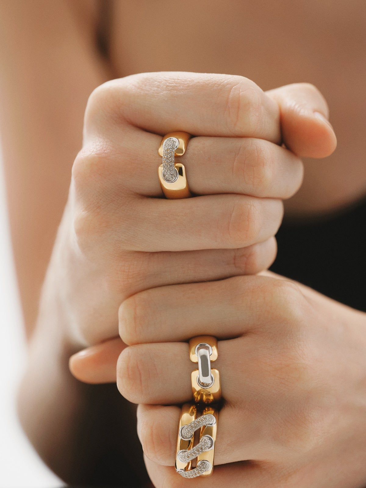Double ring in 925 silver plated with rhodium and 18K yellow gold with white topaz pavé