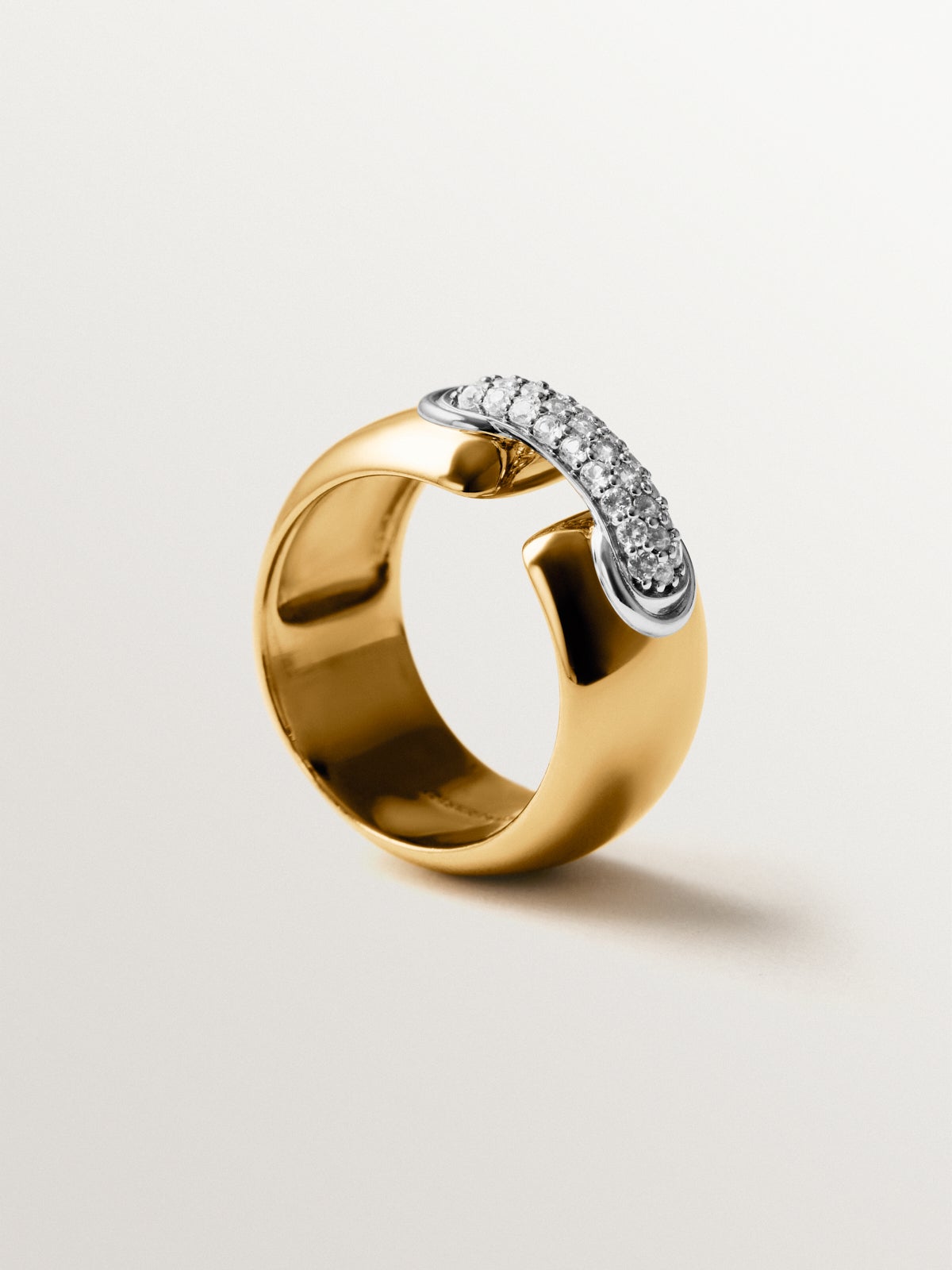 924 silver ring plated with rhodium and 18K yellow gold with white topaz pavé