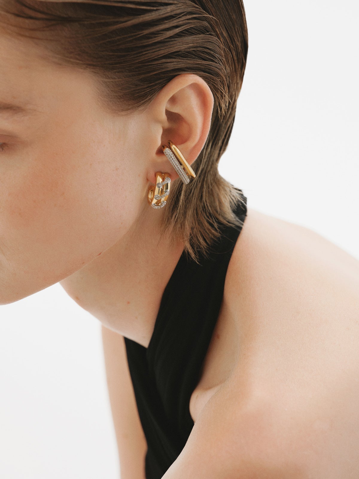 Single earcuff earring in rhodium-plated 925 silver and 18K yellow gold with topaz pavé