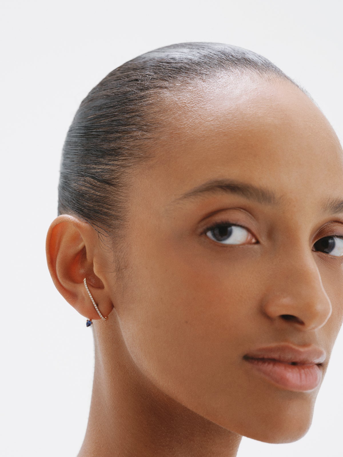 Single earring in 18K yellow gold with blue sapphire and diamonds