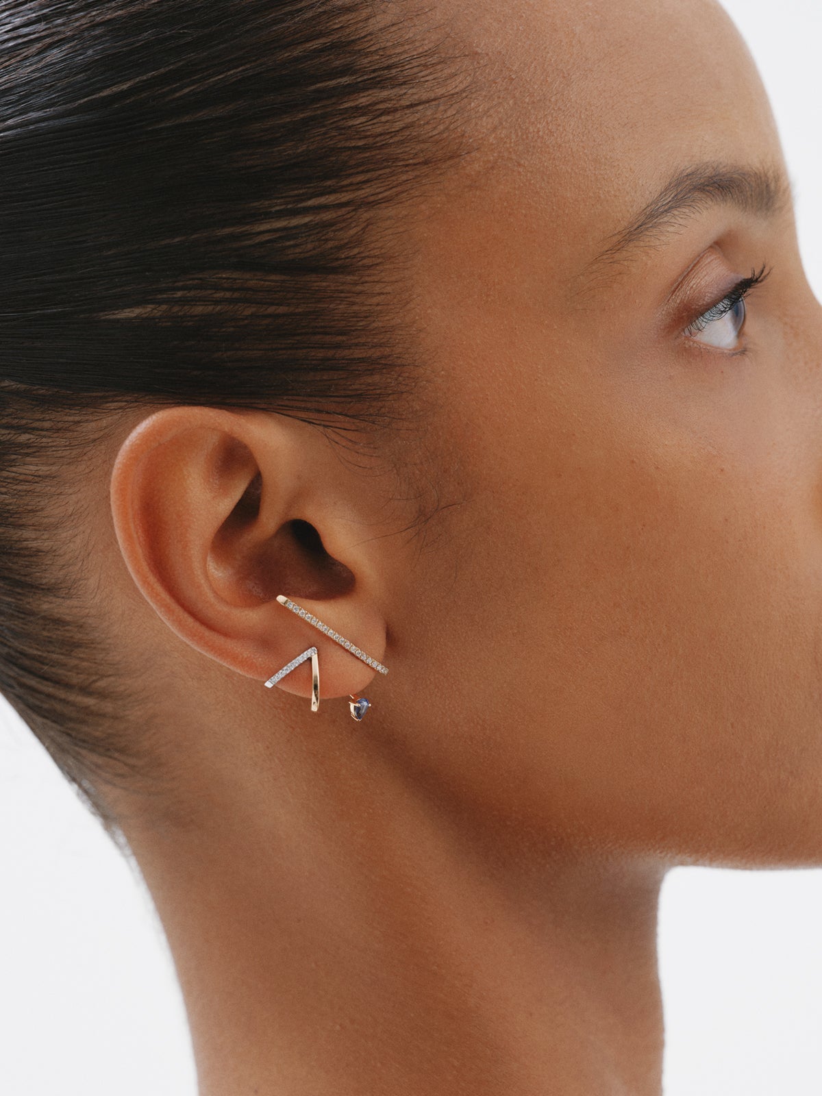 Single earring in 18K yellow gold with blue sapphire and diamonds