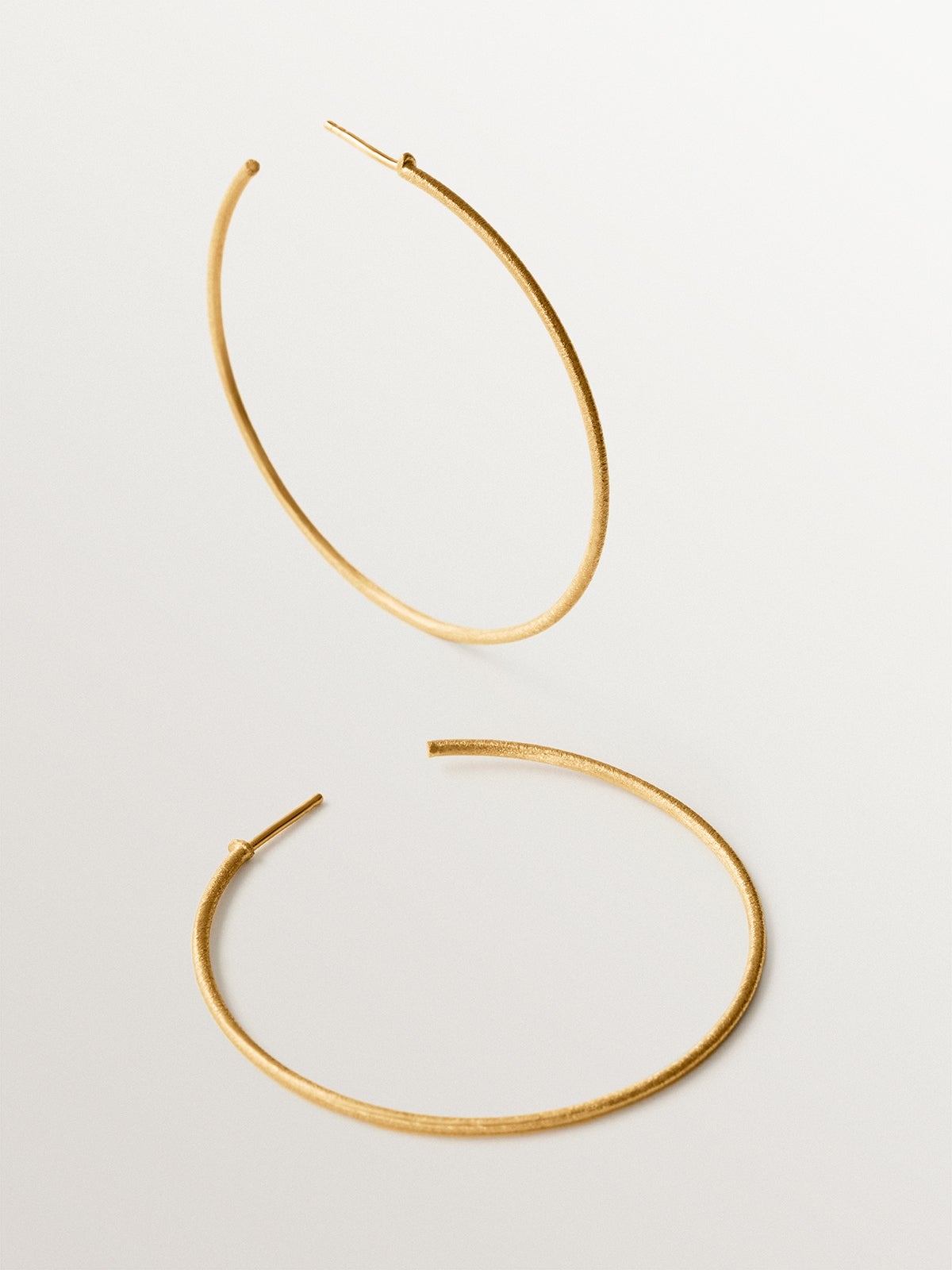 Pendientes de aro de plata 925 bañada en oro amarillo de 18K con textura