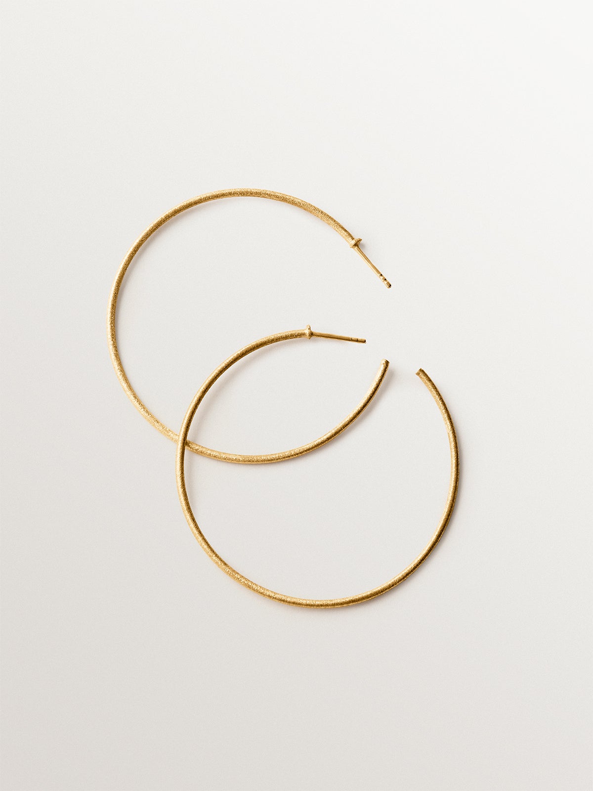 Pendientes de aro de plata 925 bañada en oro amarillo de 18K con textura