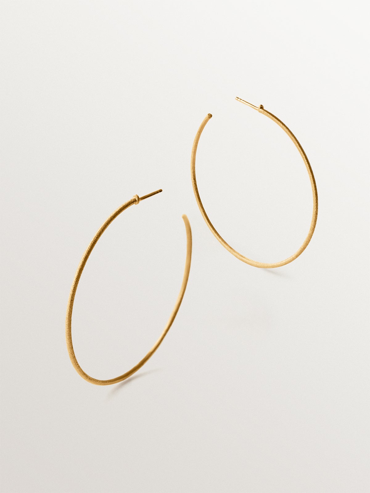 Pendientes de aro de plata 925 bañada en oro amarillo de 18K con textura