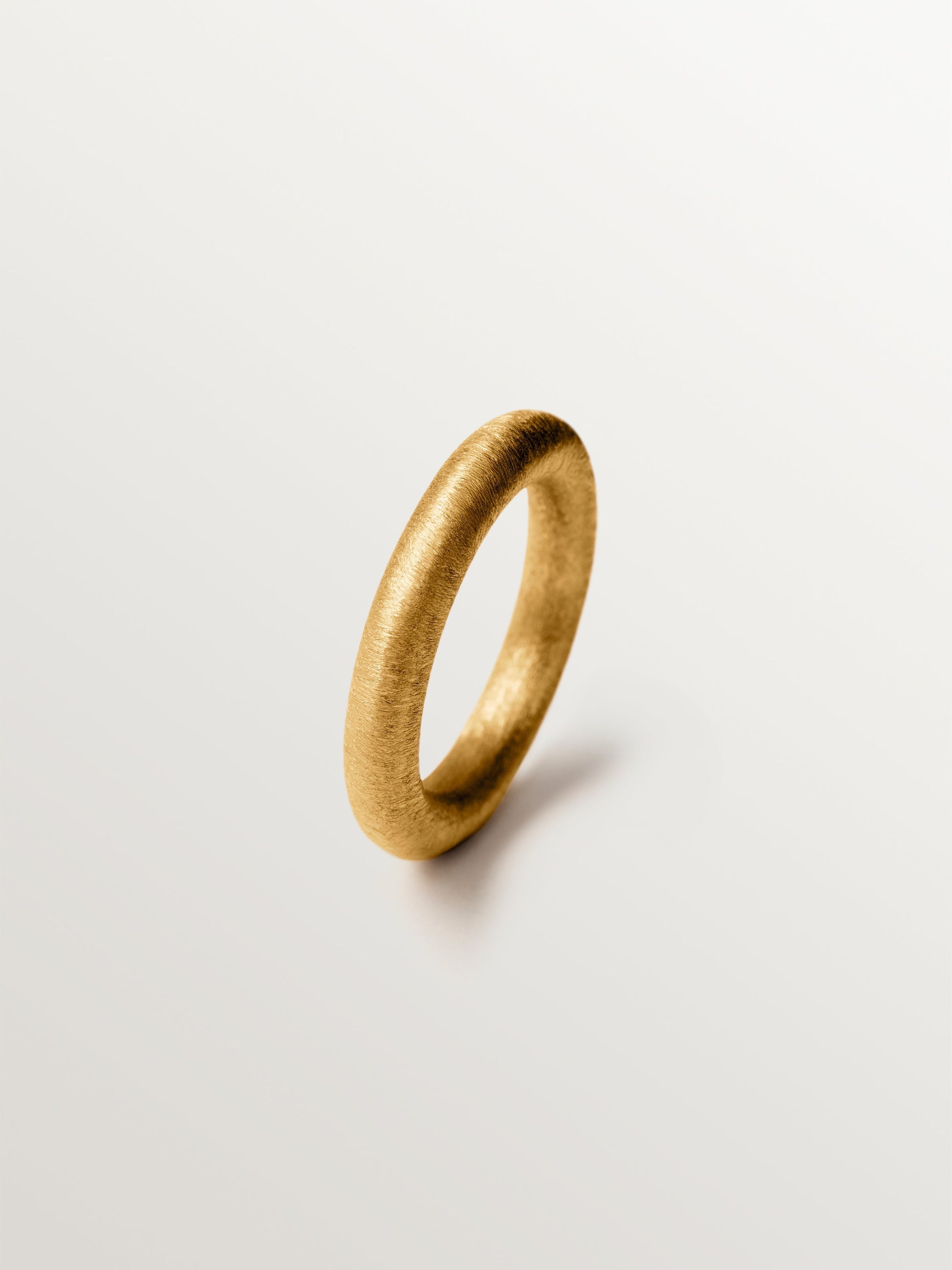 Large textured ring made of 925 silver plated with 18K gold