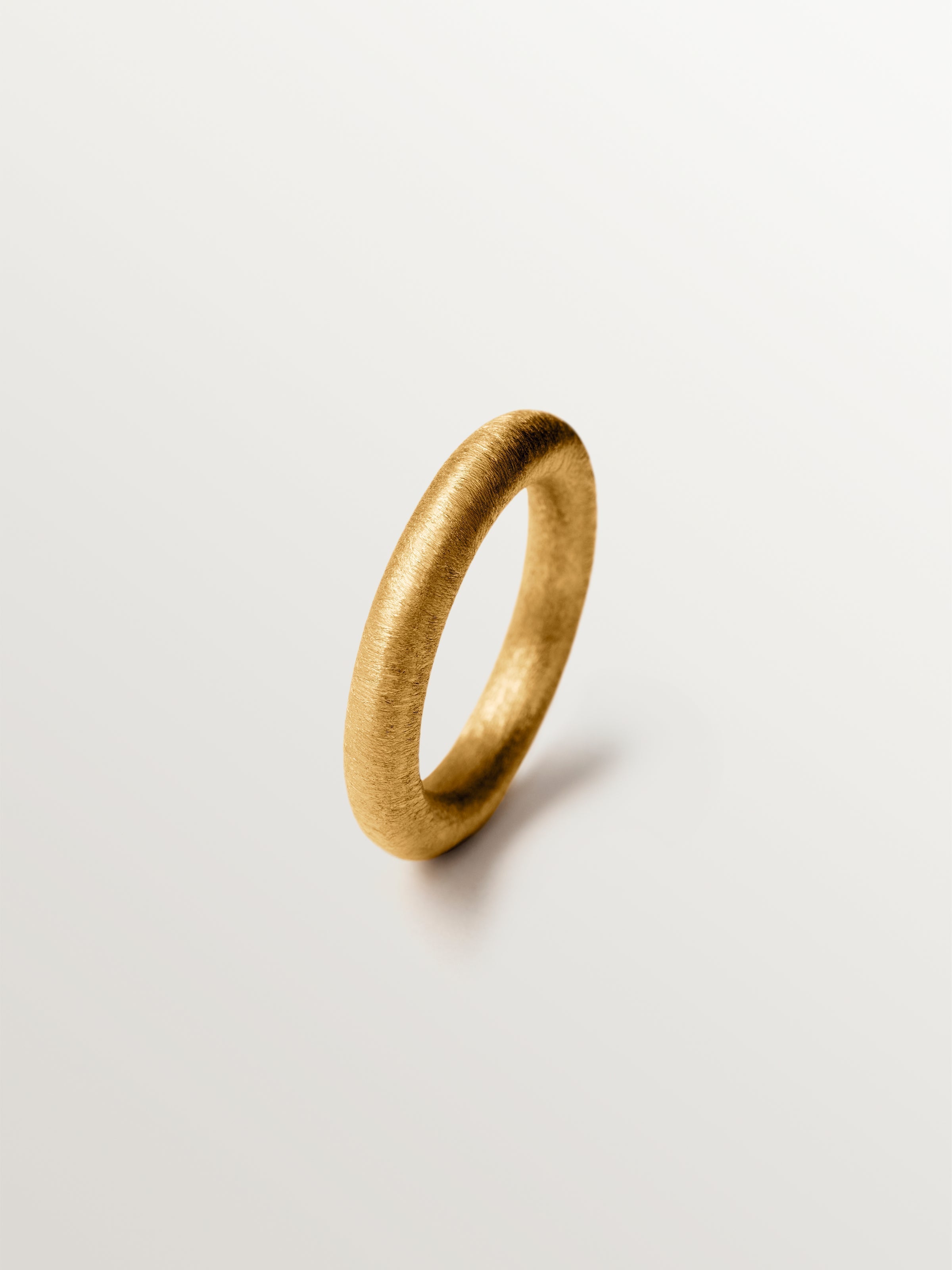 Large textured ring made of 925 silver plated with 18K gold