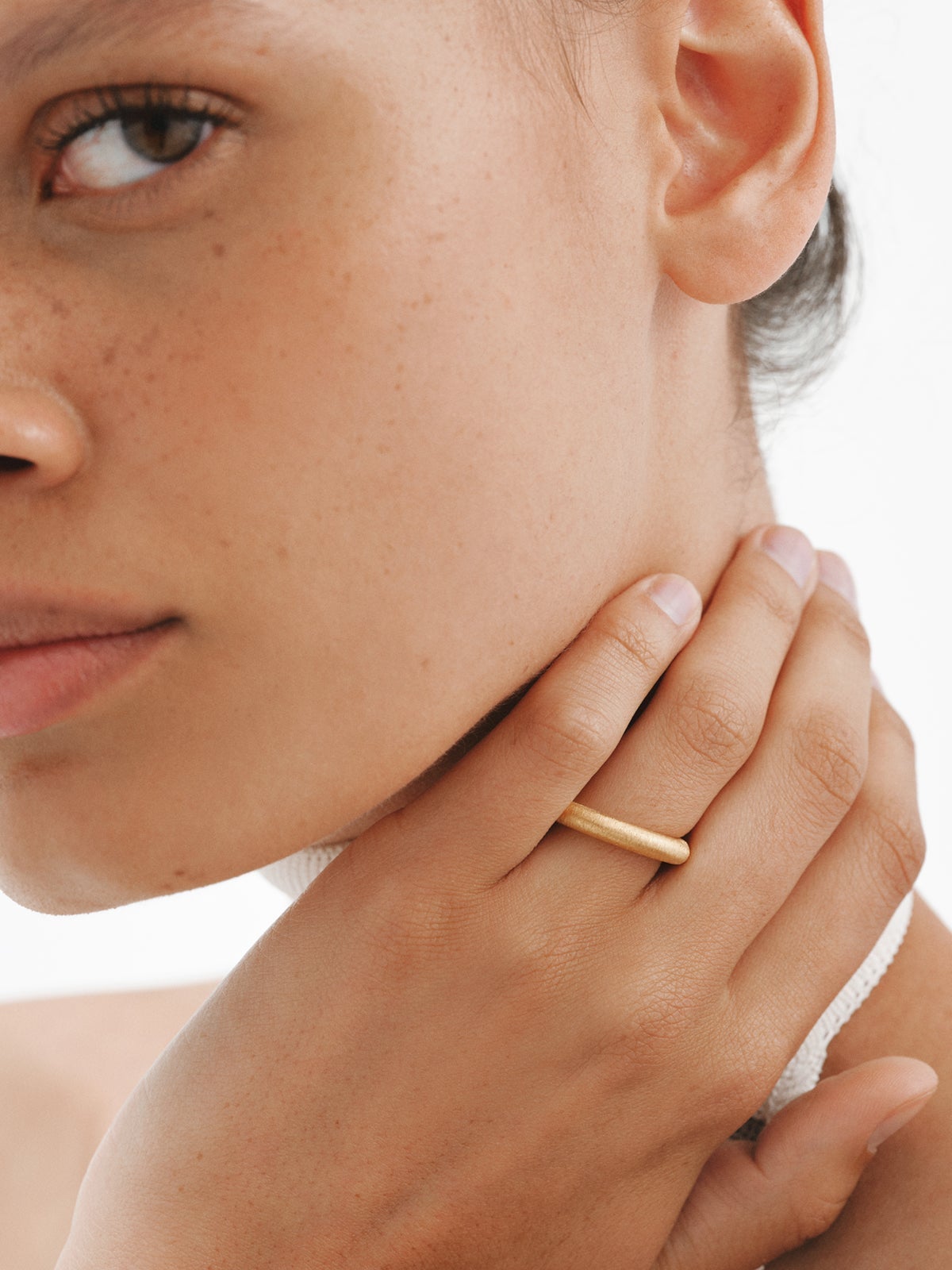 Large textured ring made of 925 silver plated with 18K gold