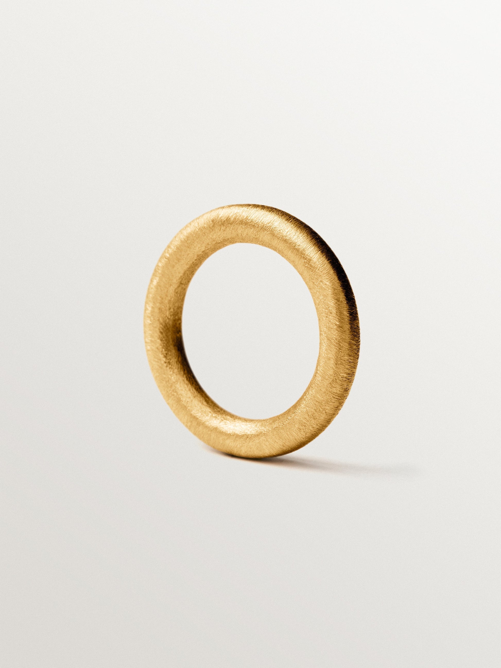 Large textured ring made of 925 silver plated with 18K gold