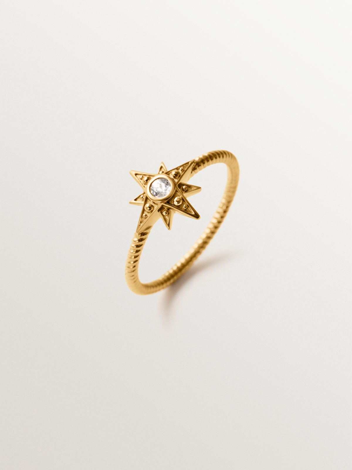 925 silver ring plated in 18K gold with star and white topaz in a galloned texture