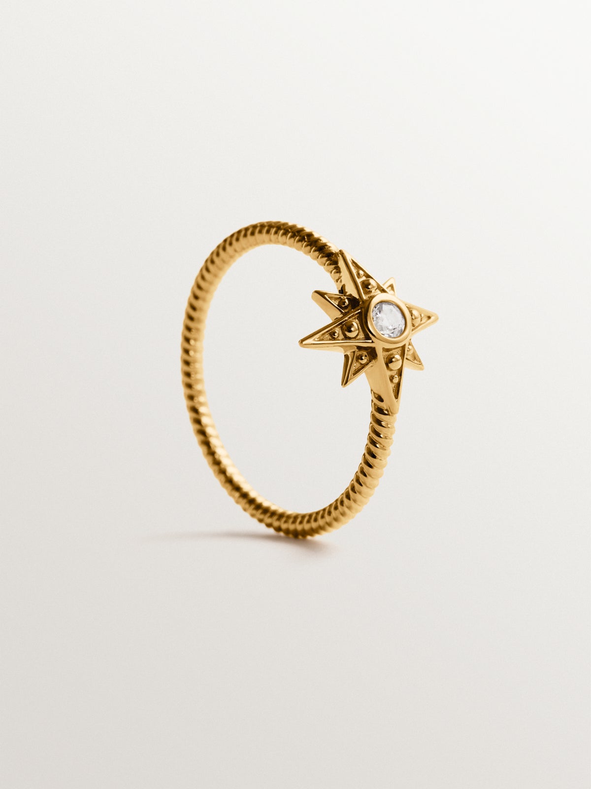 925 silver ring plated in 18K gold with star and white topaz in a galloned texture