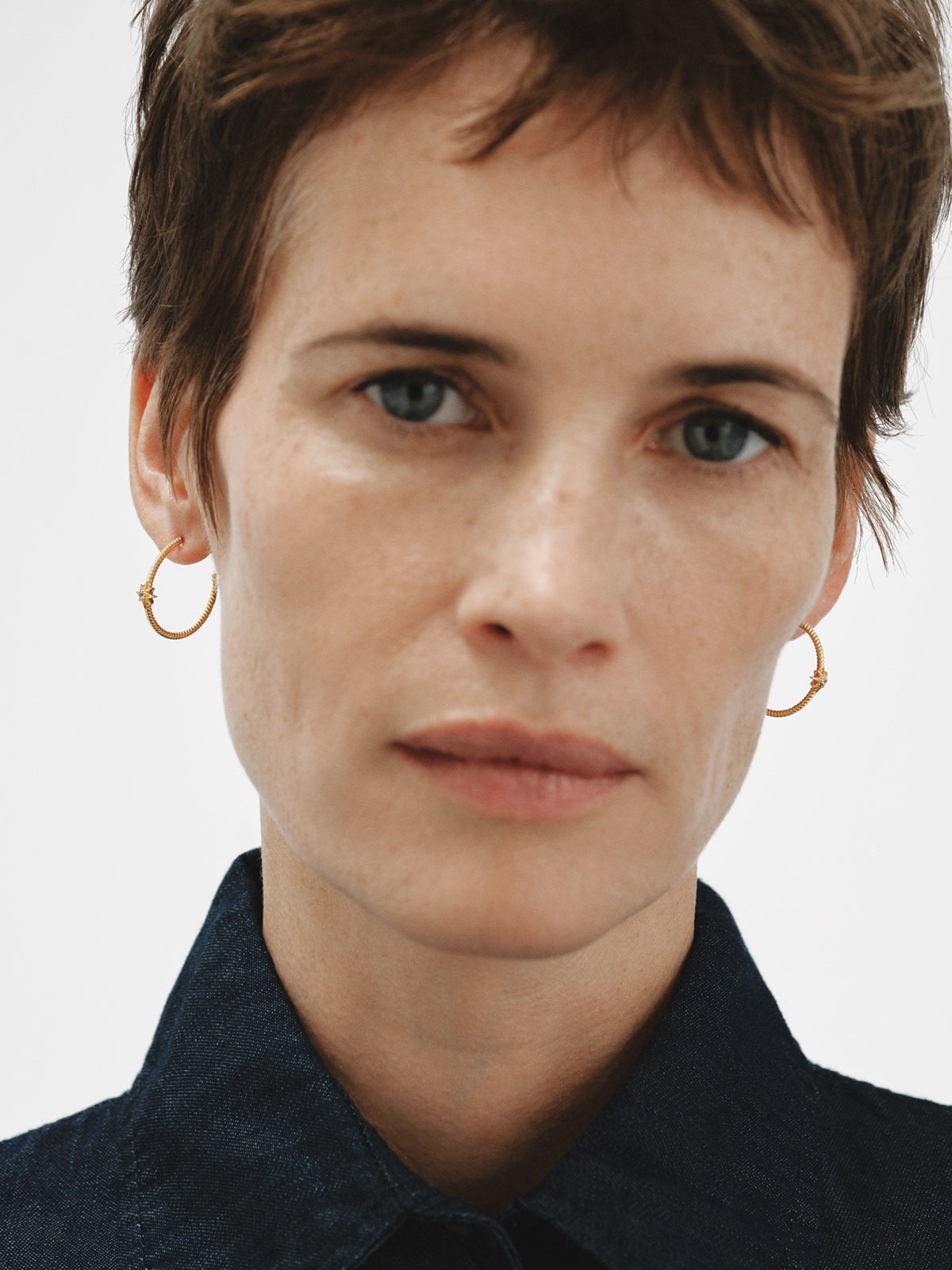 Hoop earrings with galloned texture in 925 silver plated in 18K gold with white topaz and stars