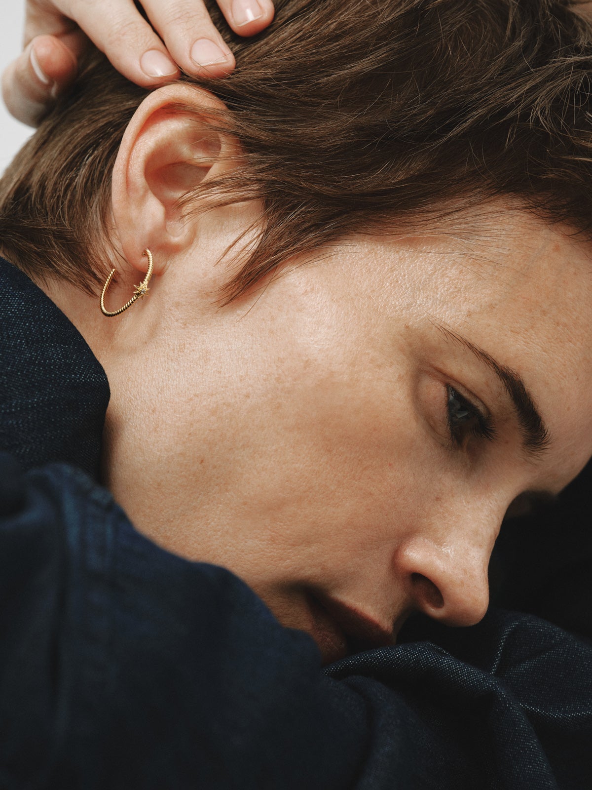 Hoop earrings with galloned texture in 925 silver plated in 18K gold with white topaz and stars