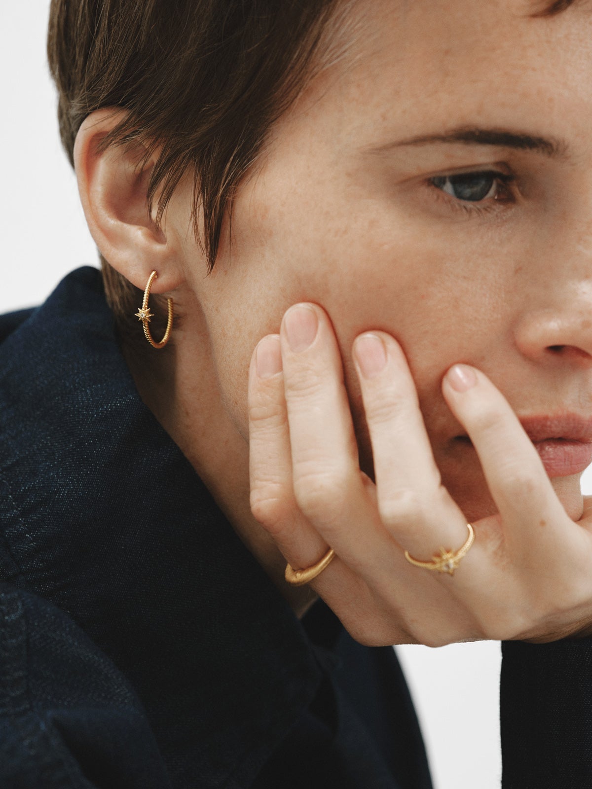 Hoop earrings with galloned texture in 925 silver plated in 18K gold with white topaz and stars