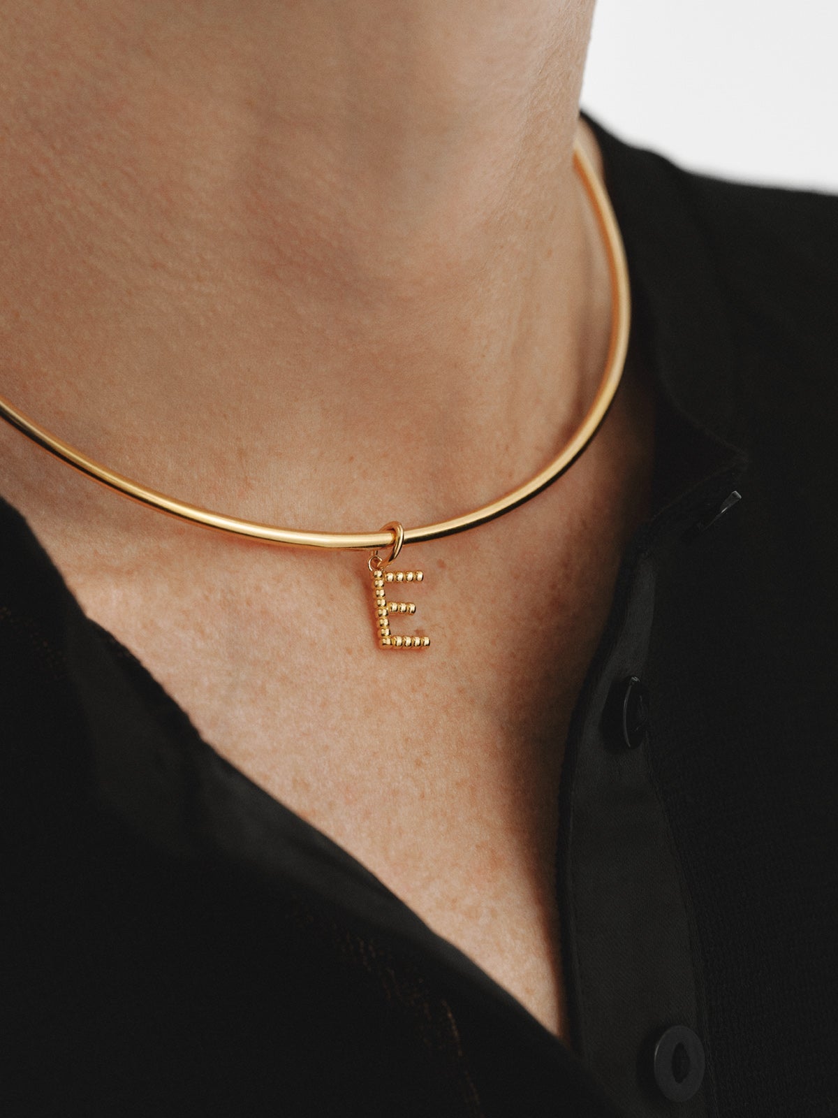 925 silver charm plated in 18K yellow gold with letter E and dial motifs