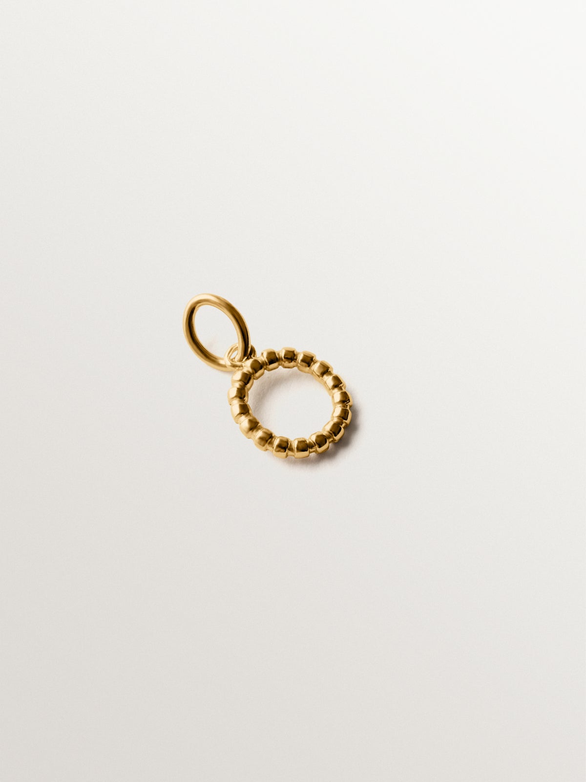 925 silver charm plated in 18K yellow gold with letter O and dial motifs