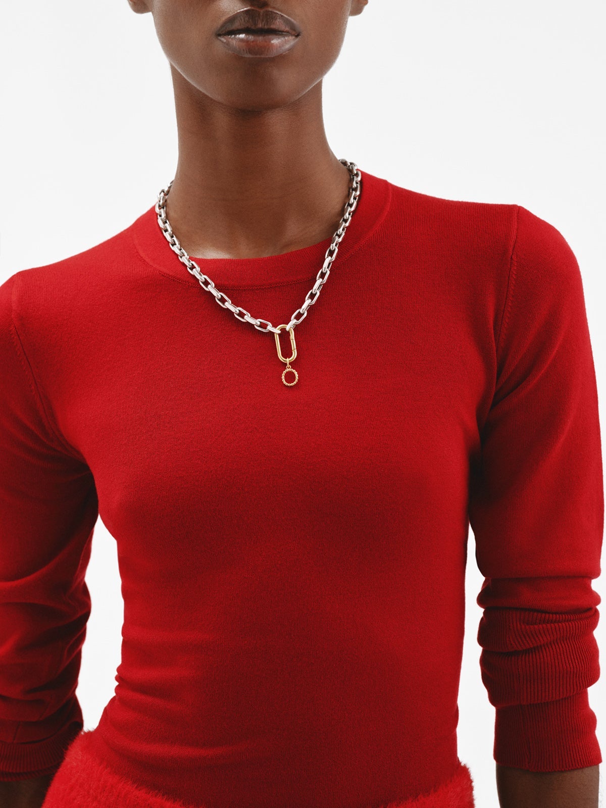 925 silver charm plated in 18K yellow gold with letter O and dial motifs