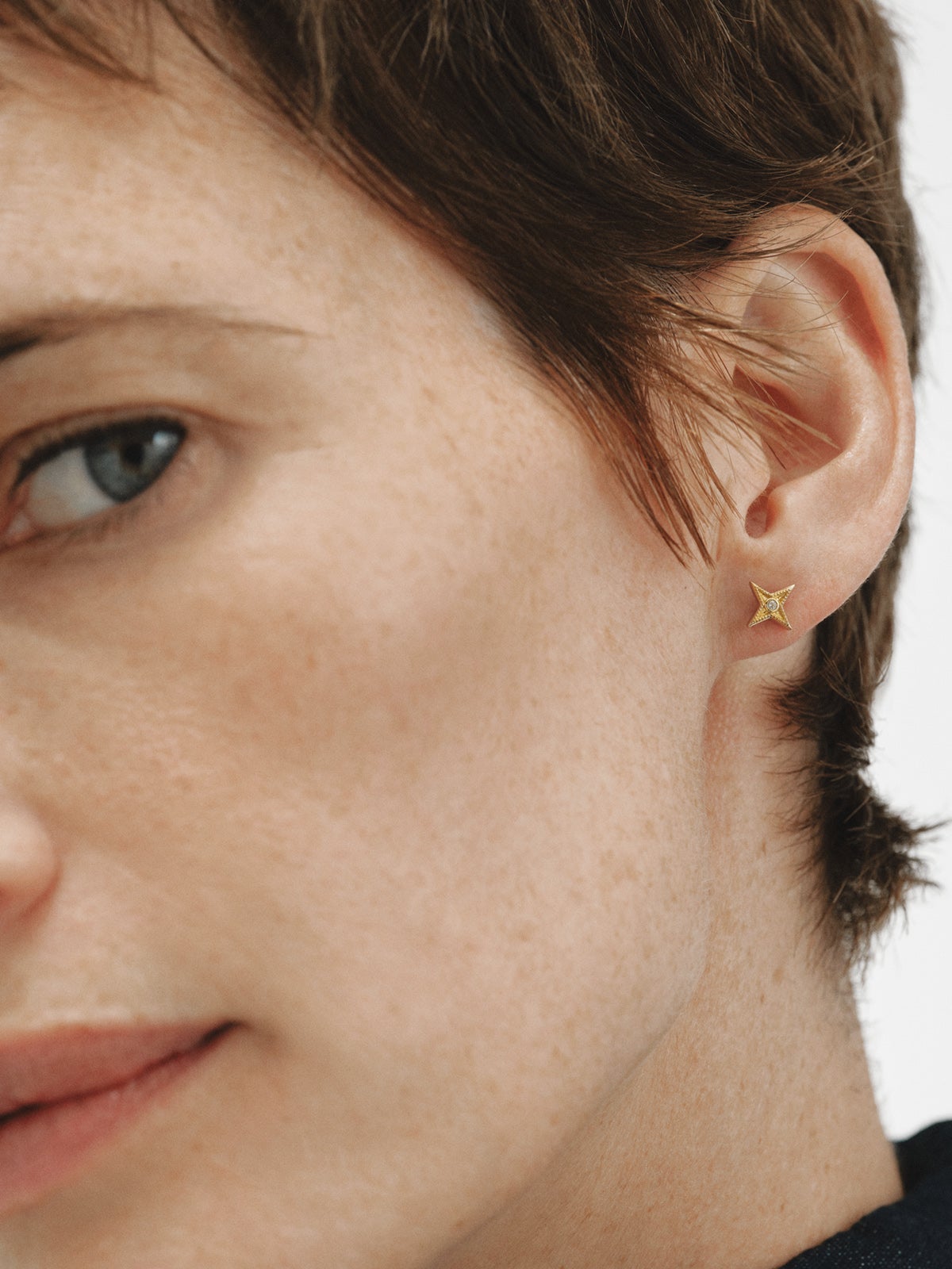 925 silver earrings plated in 18K yellow gold shaped like stars with white topaz
