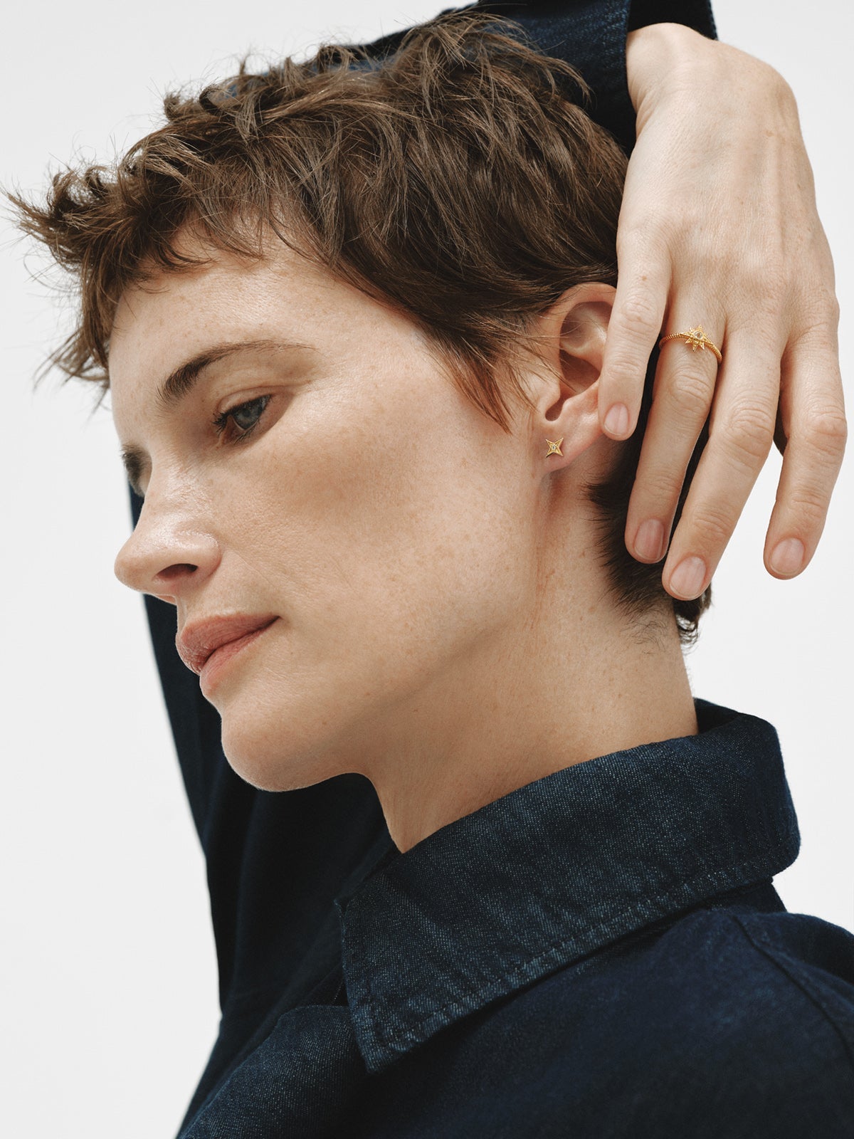 925 silver earrings plated in 18K yellow gold shaped like stars with white topaz