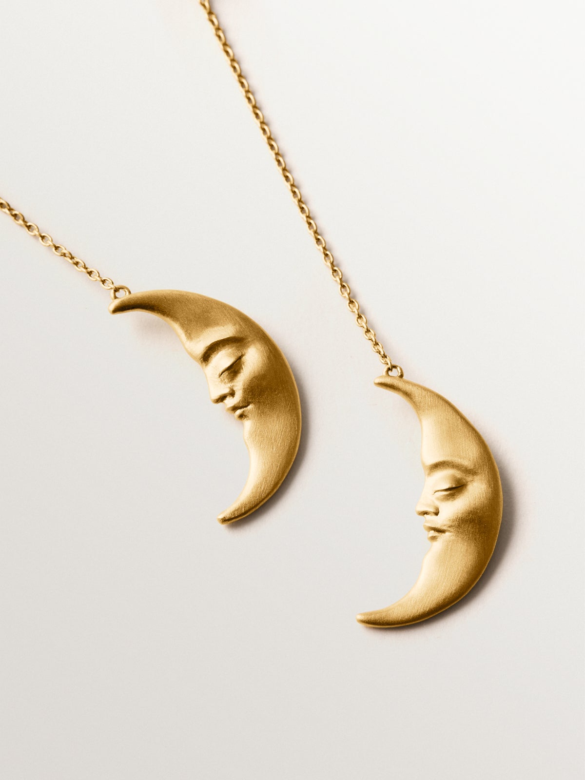 Long earrings in 925 silver plated in 18K yellow gold with moons