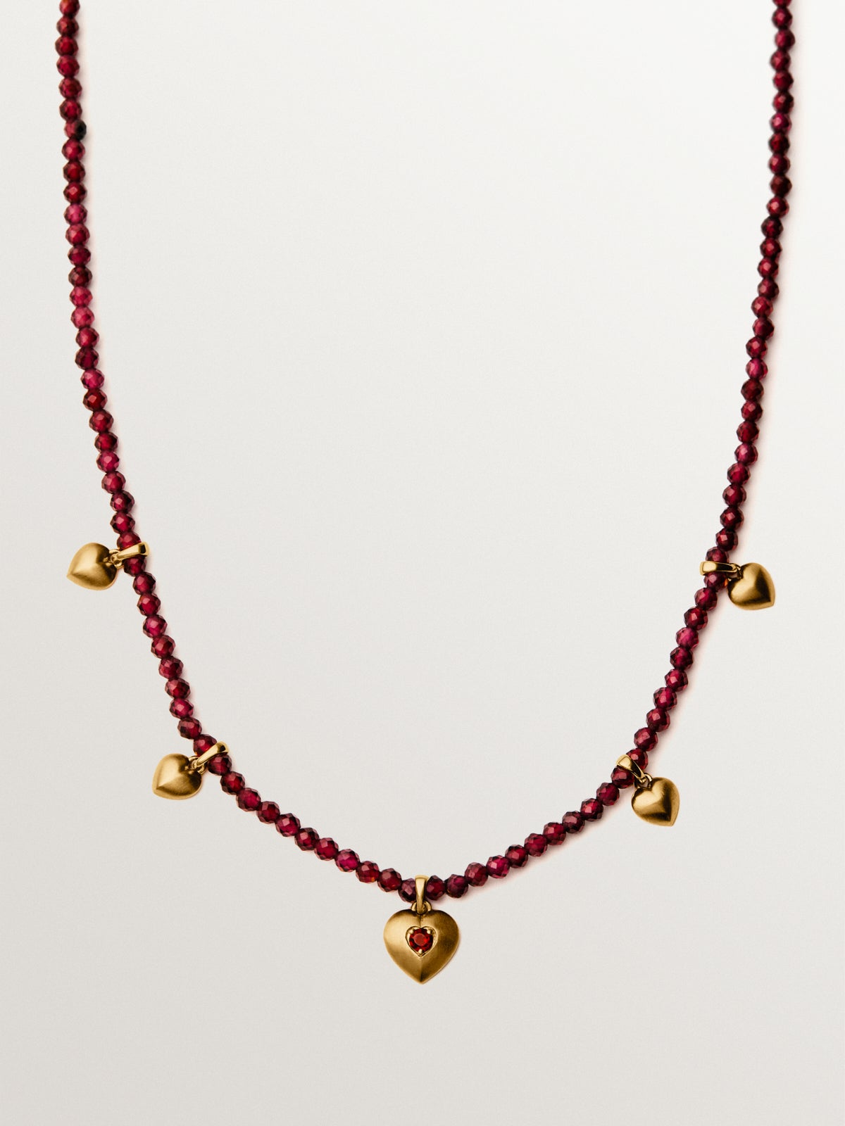 18K yellow gold plated silver necklace with garnet beads and heart motifs